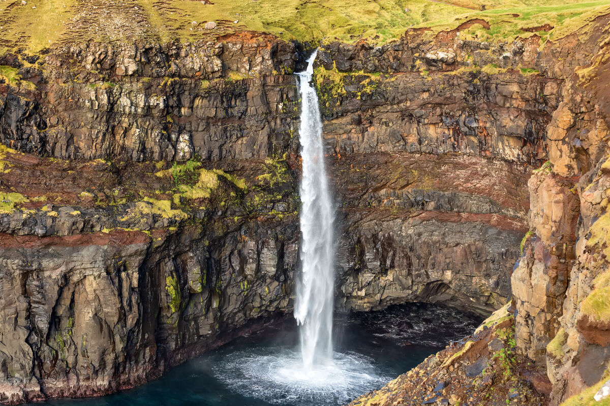岩石穆拉福苏尔瀑布上迷走神经法罗岛岛屿小溪瀑布悬崖