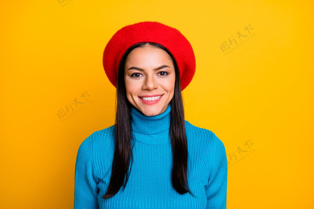 年轻令人惊叹的拉丁旅行家女孩女士牙齿微笑时尚造型穿现代红色贝雷帽蓝色高领套头衫隔离亮黄色墙壁爱高领毛衣女性化
