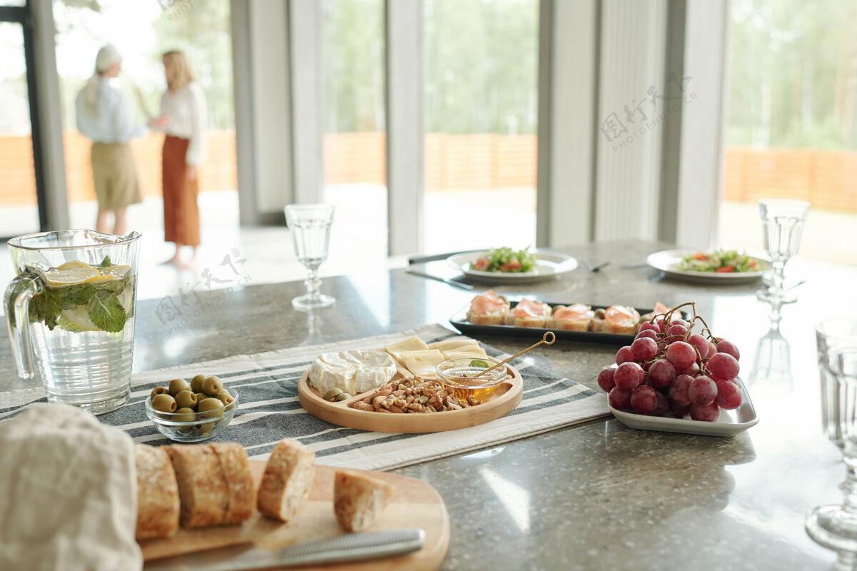 盘子餐桌上各种小吃的特写镜头 如开胃菜 奶酪和葡萄室内生活方式健康饮食