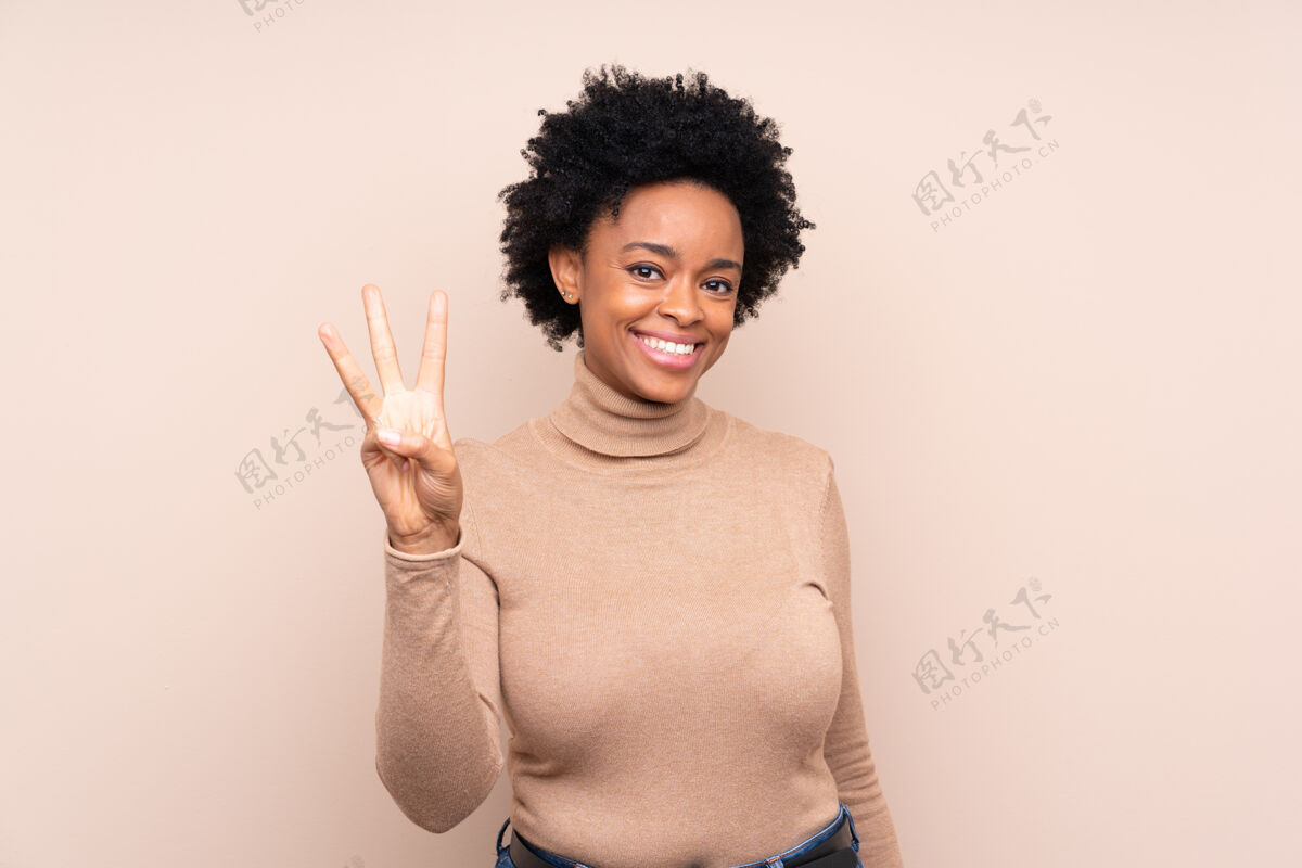 年轻非洲裔美国妇女快乐地用手指数着三个非洲人年轻