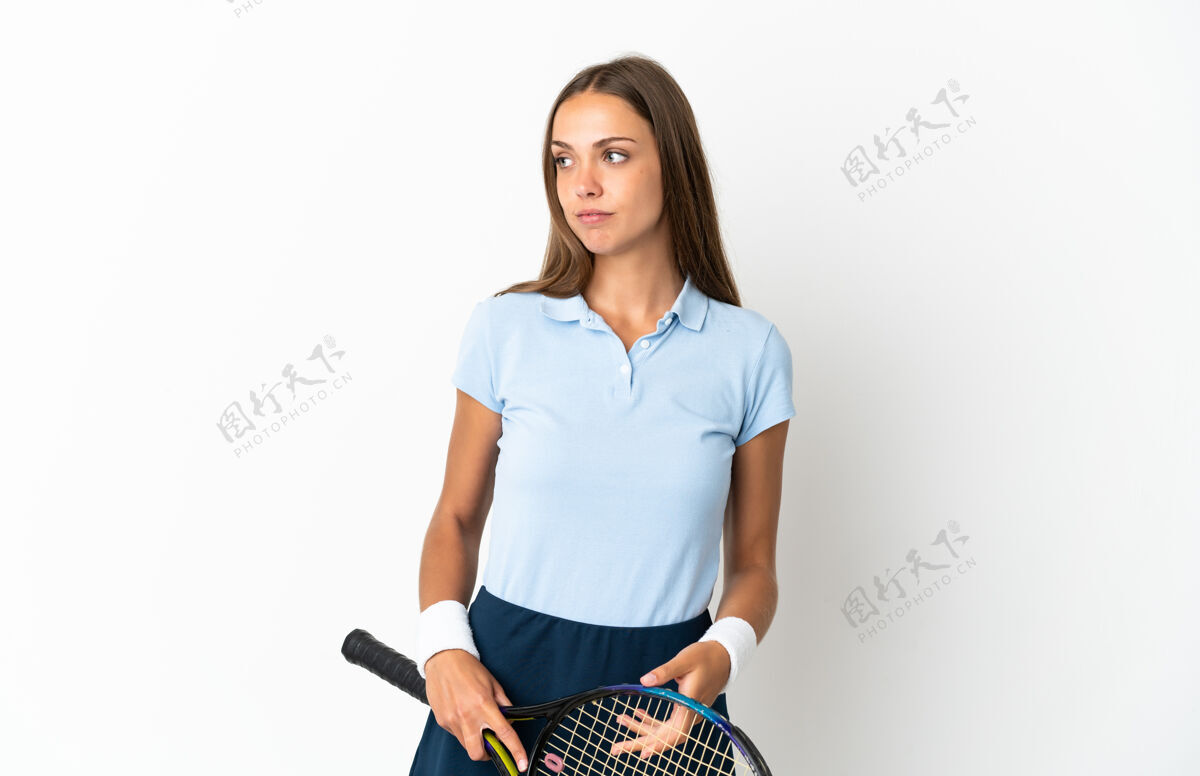 游戏一个年轻女子在孤独的白色背景下打网球成人运动员玩