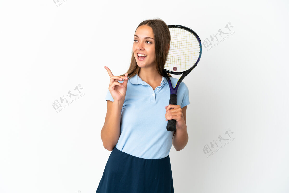 游戏一个女人在孤零零的白墙上打网球 一边举起一个手指 一边想实现解决方案惊喜游戏人
