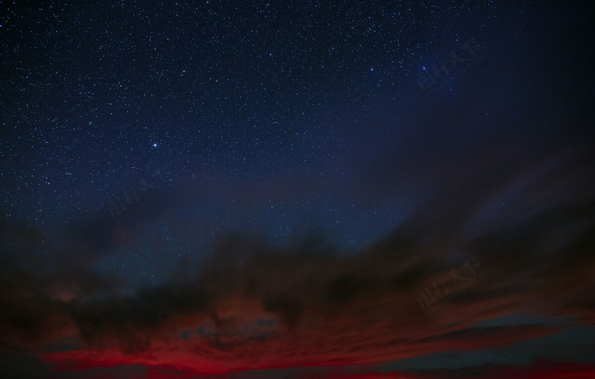 宇宙明亮的星星在夜空中透过云层闪耀俄罗斯夜晚自然