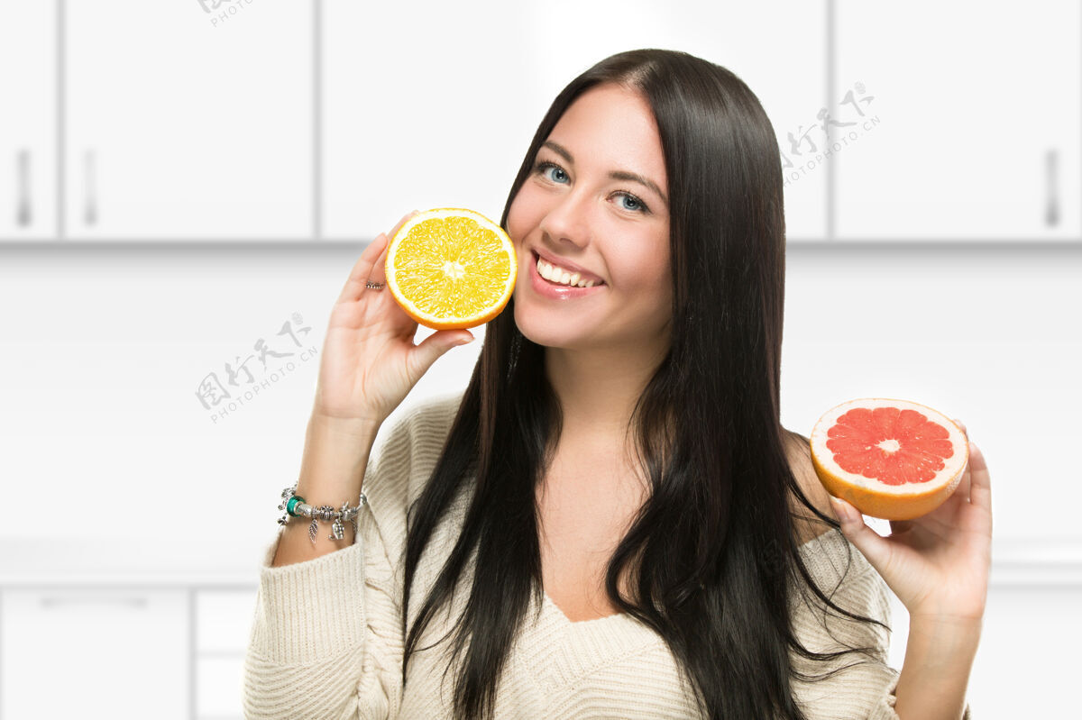 有机笑容可掬的女孩用柑橘 天然有机生食的理念素食微笑自然