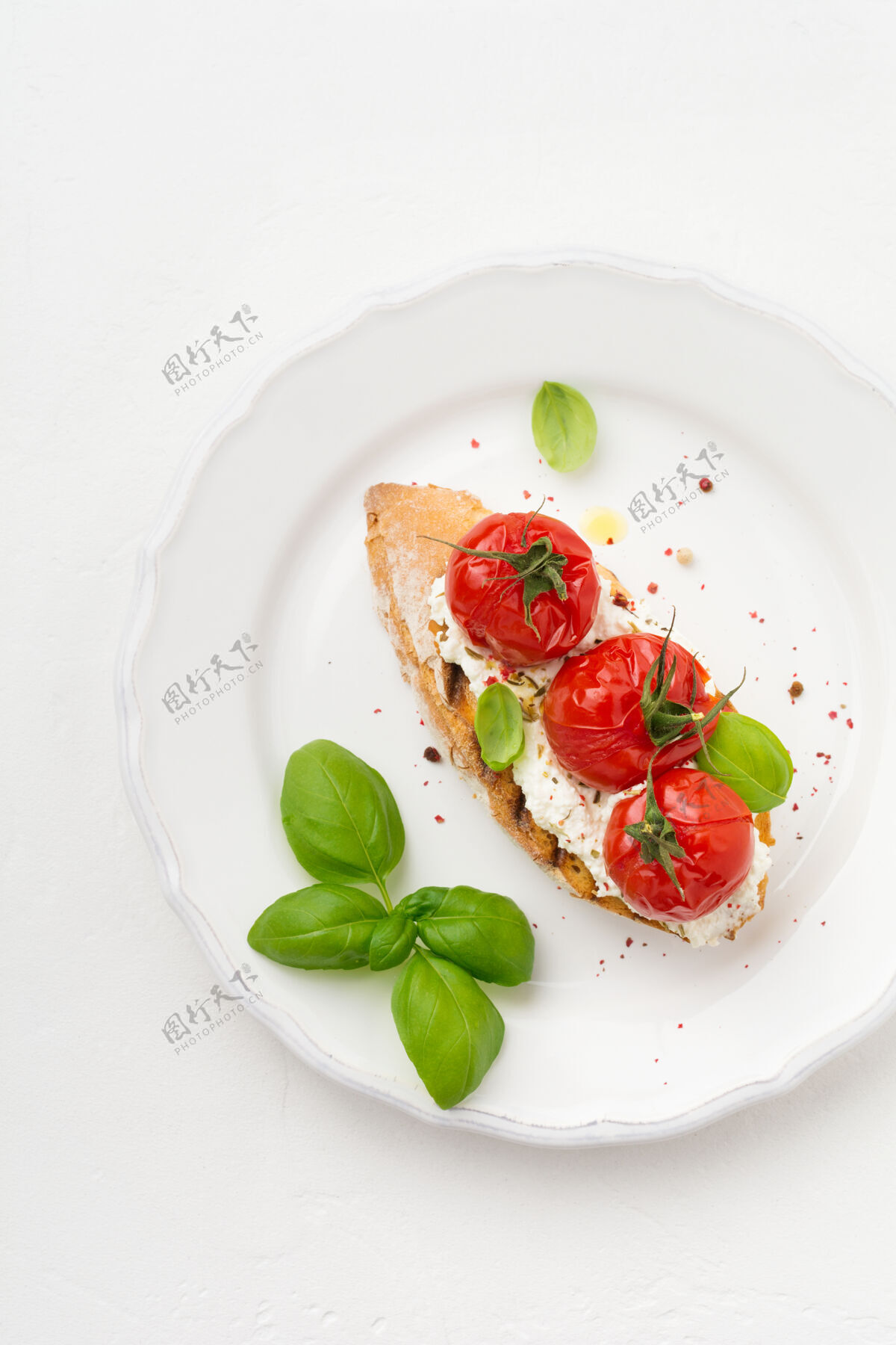 菜肴三明治上有烤樱桃西红柿 大蒜 橄榄油和凝乳奶酪早餐美味陶瓷