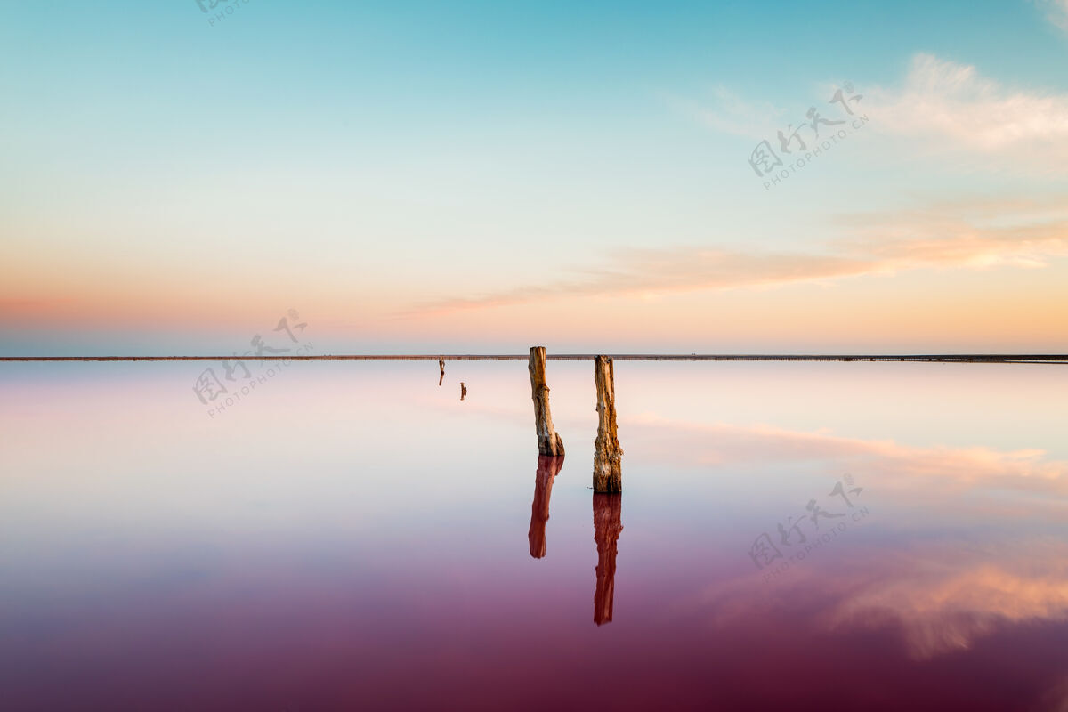 风景粉红色的湖泊和沙滩 蓝天白云下有一个海湾海盐湖