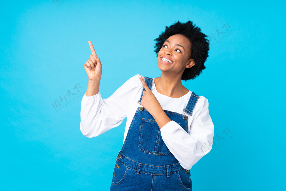 可爱非洲裔美国妇女用食指在孤立的蓝色指尖上指环是个好主意年轻非洲女性