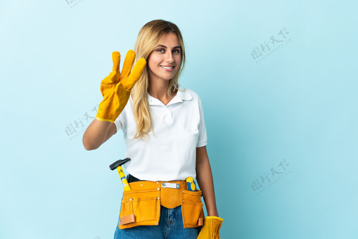 金发年轻的金发乌拉圭电工女蓝高兴地用手指数着三个女人工人手工