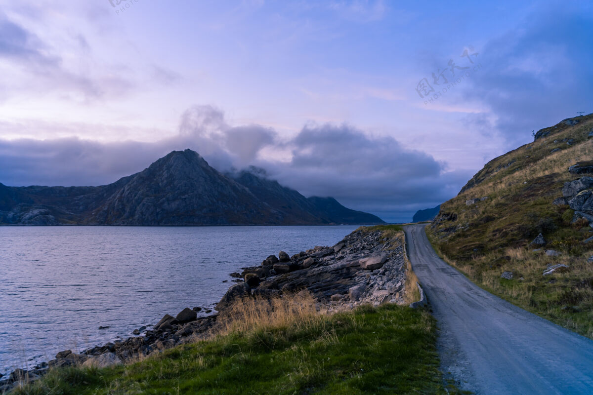 洛弗顿戏剧性的日落景观与海和山在罗弗顿 挪威风景旅游山脉