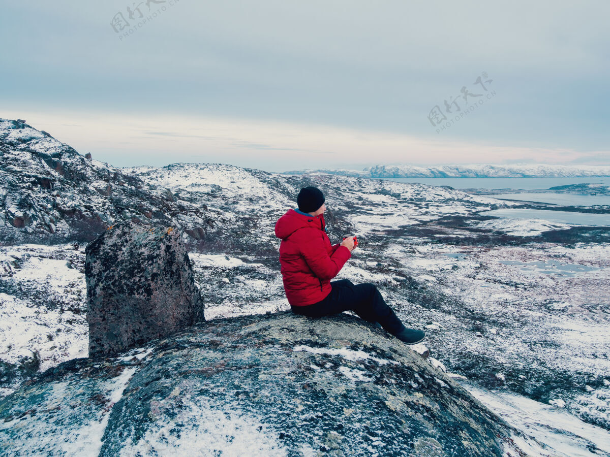 芳香极地山顶上一个人手里拿着一杯热茶幸福英俊气候