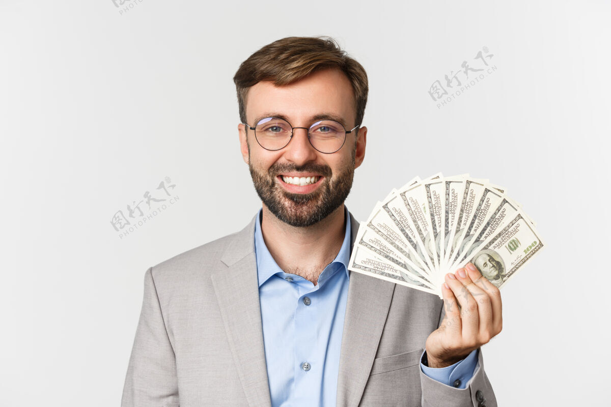 生意人身着灰色西装 戴着眼镜的男企业家微笑着 露出金钱的特写镜头男人微笑人