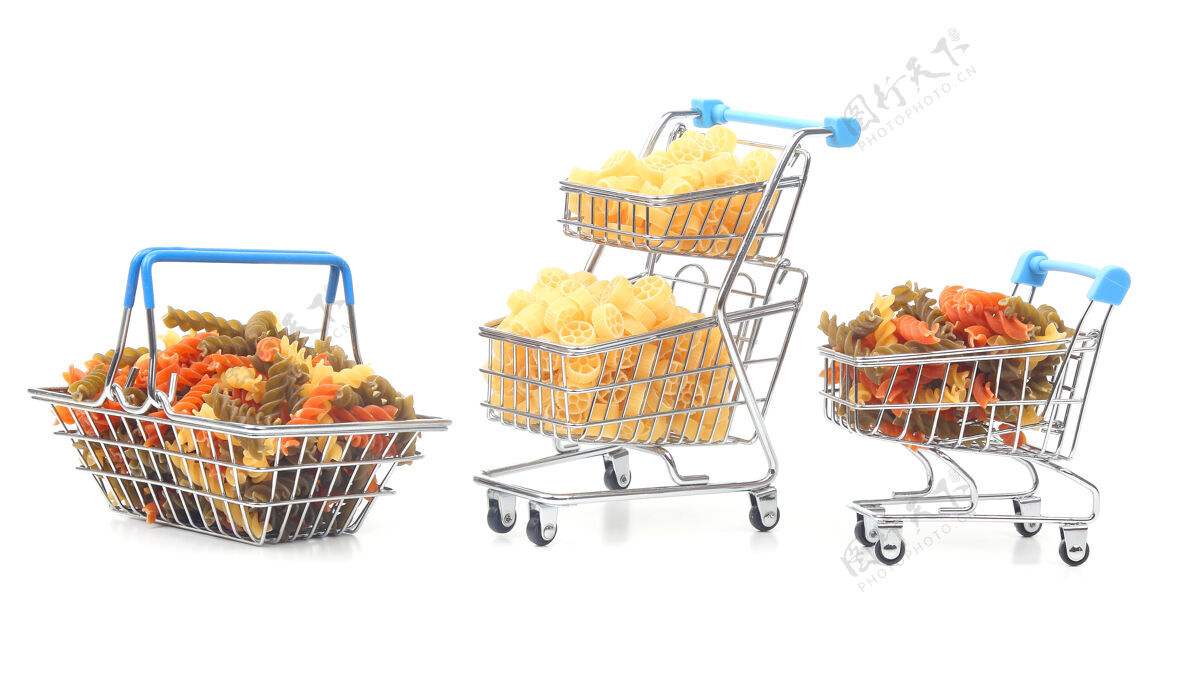 通心粉不同类型的意大利面食放在一个食品篮子里 从市场上买来面粉烹饪中的产品和食物干燥生的篮子