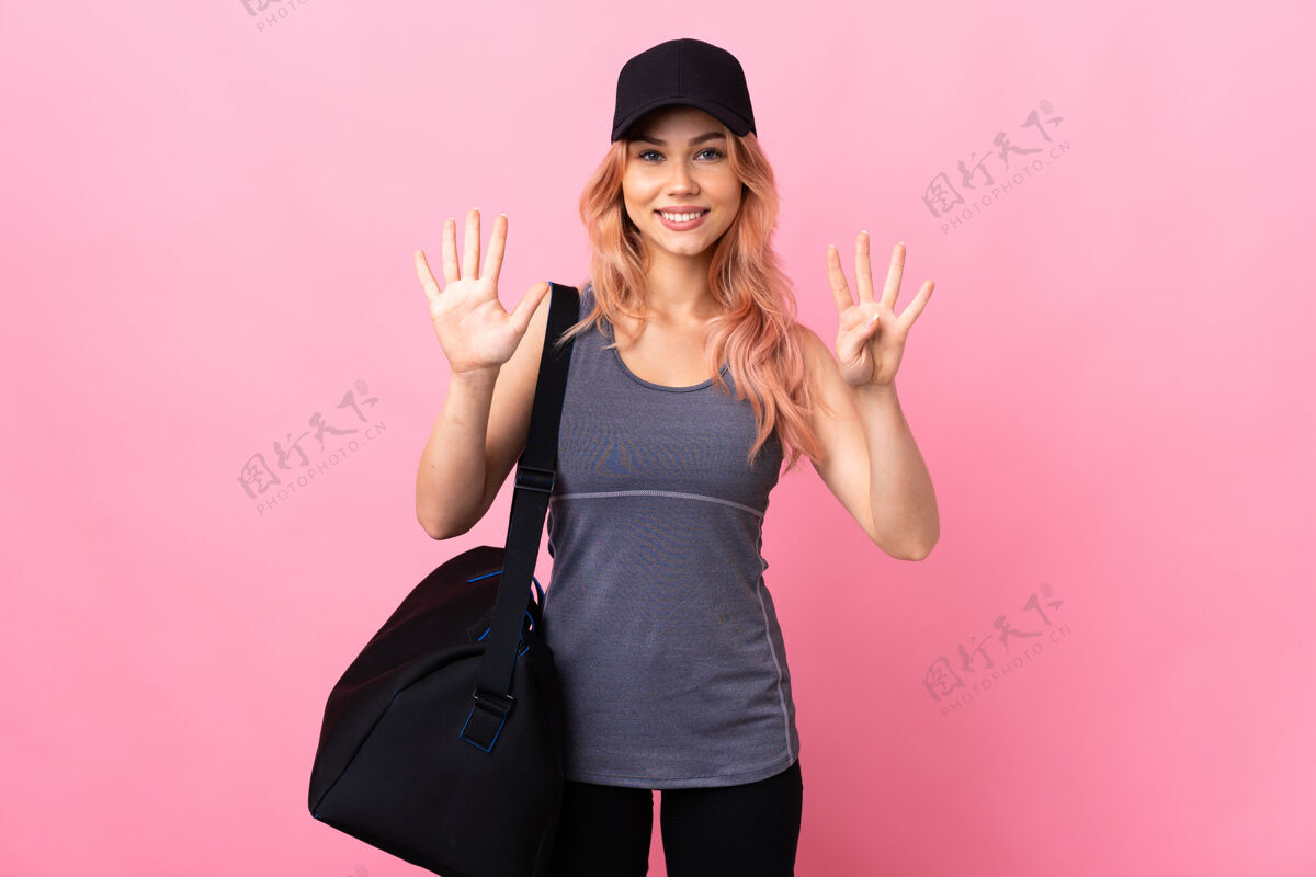 健身房拿着运动包的运动女人用手指数着九护理想法身体