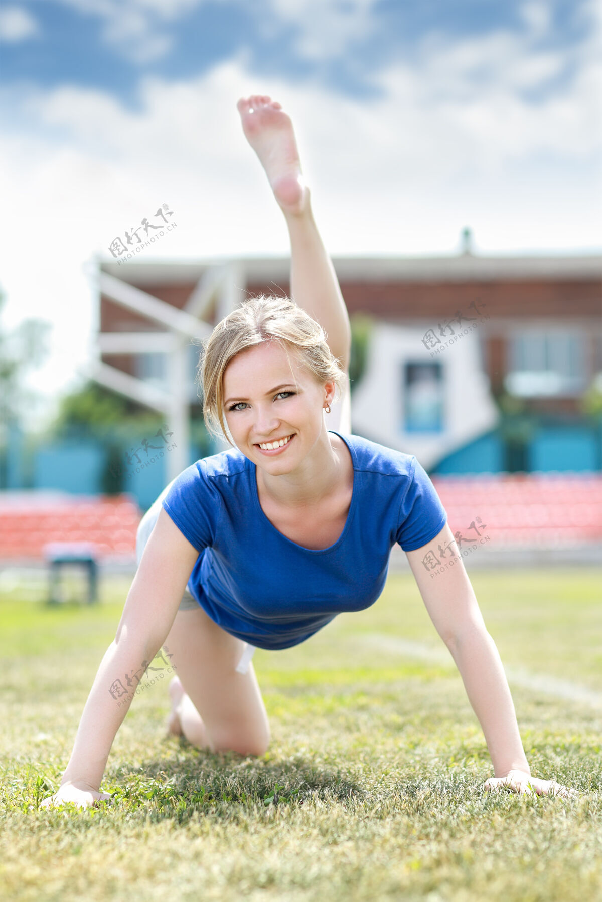 年轻年轻漂亮的女人在夏天在户外锻炼运动运动训练