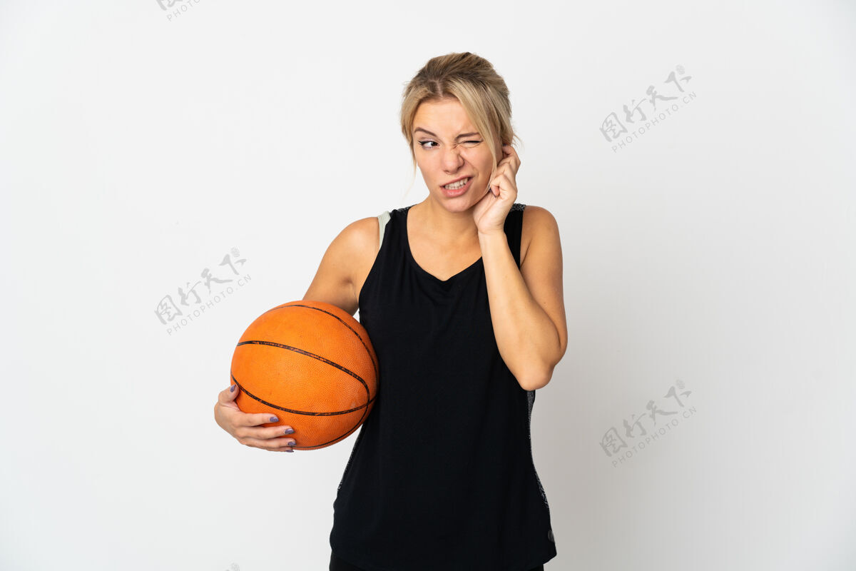疼痛年轻的俄罗斯女子打篮球孤立的白色背景沮丧和掩耳盗铃球女人烦恼