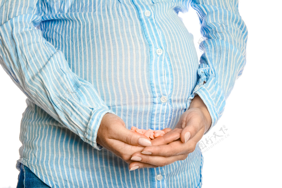 女性快乐的怀孕女孩躺在白色的背景上父母身体怀孕