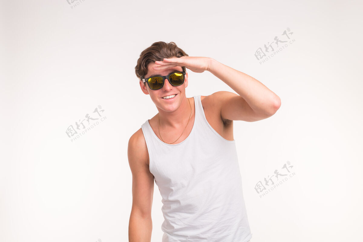 理发表情和姿态的概念-英俊 有趣的男子在太阳眼镜白色表面黑发积极20多岁
