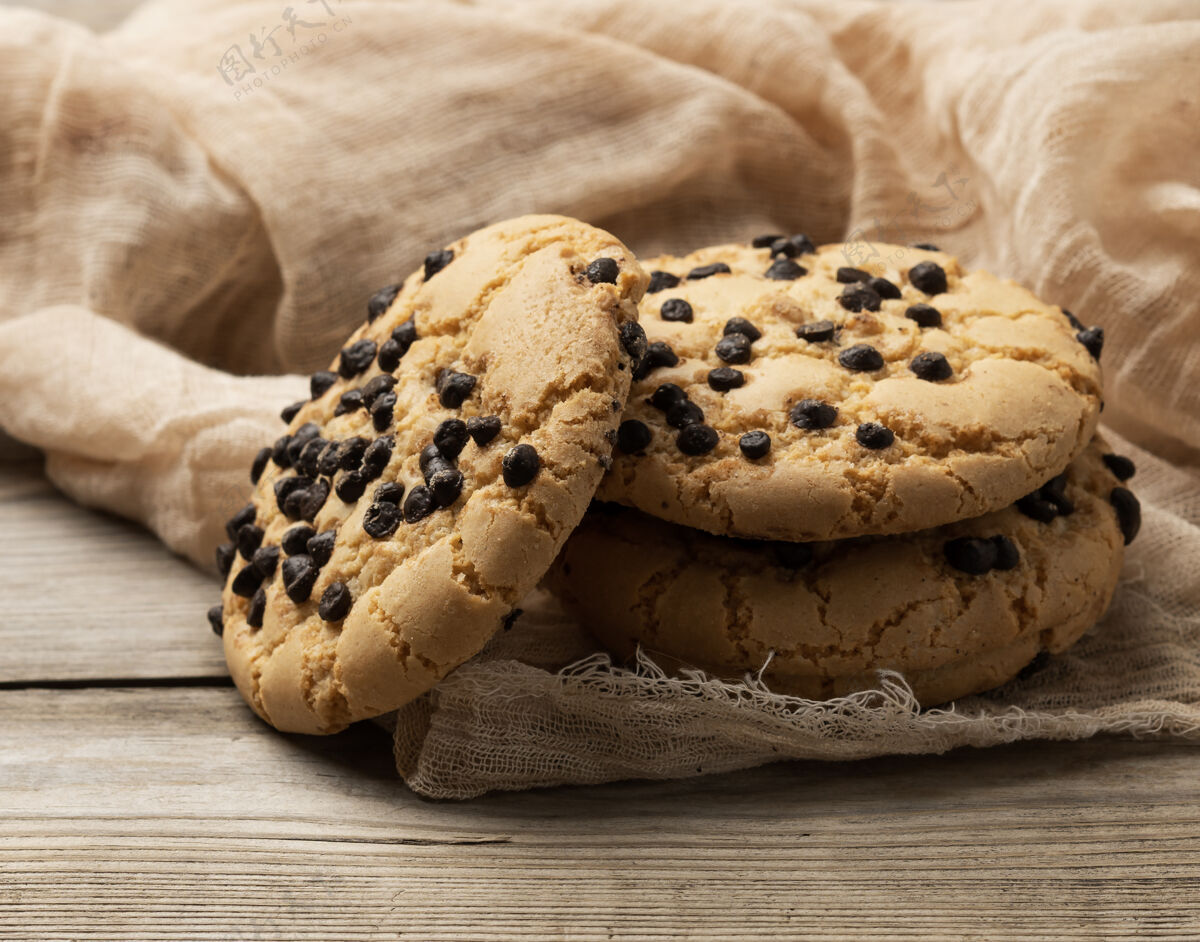 饼干在织物毛巾上放着巧克力块的圆形饼干 一堆糕点烘焙圆的甜点