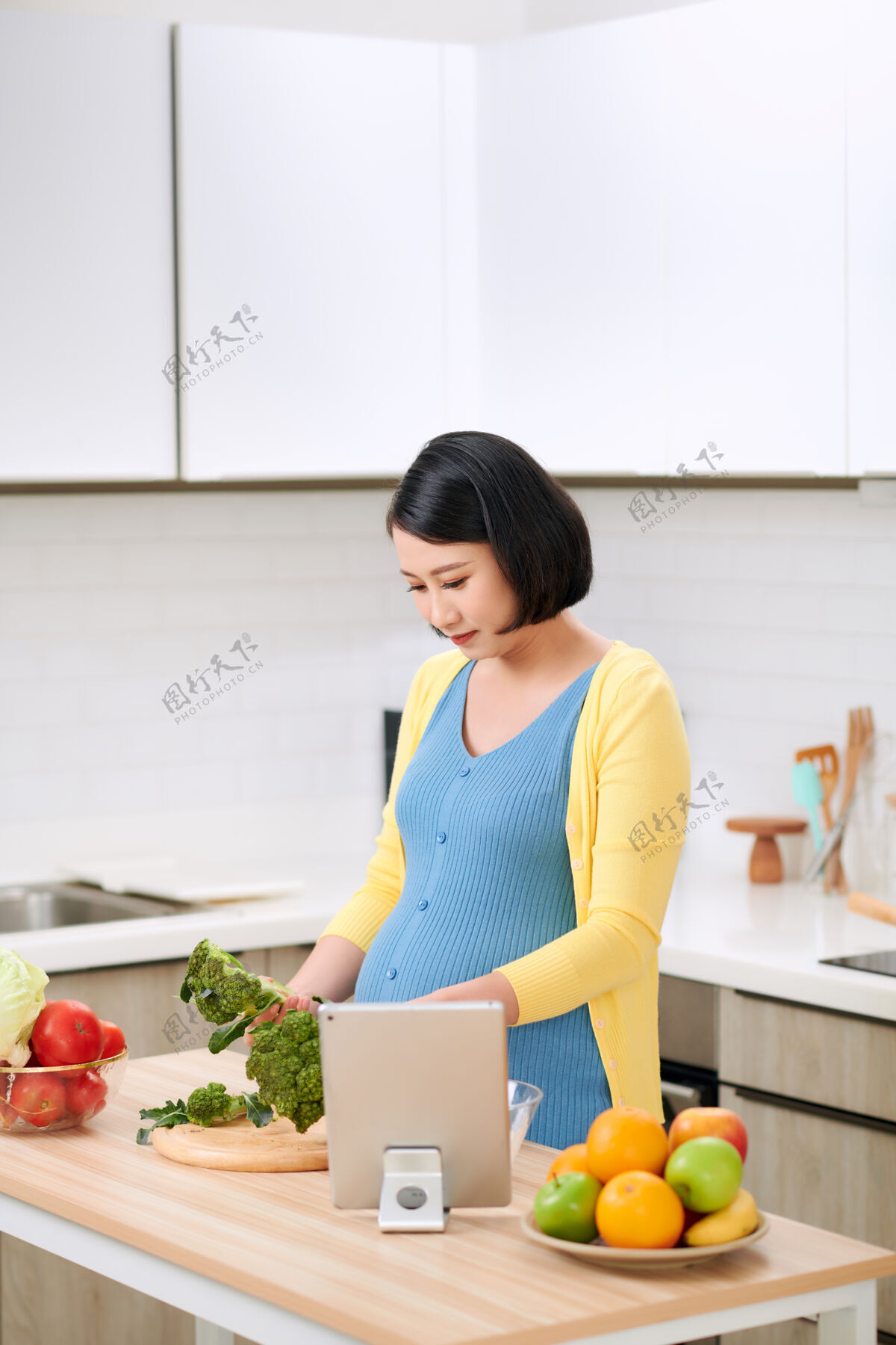 早餐孕妇切花椰菜做新鲜蔬菜沙拉 为未来母亲提供健康营养亚洲女人平板电脑