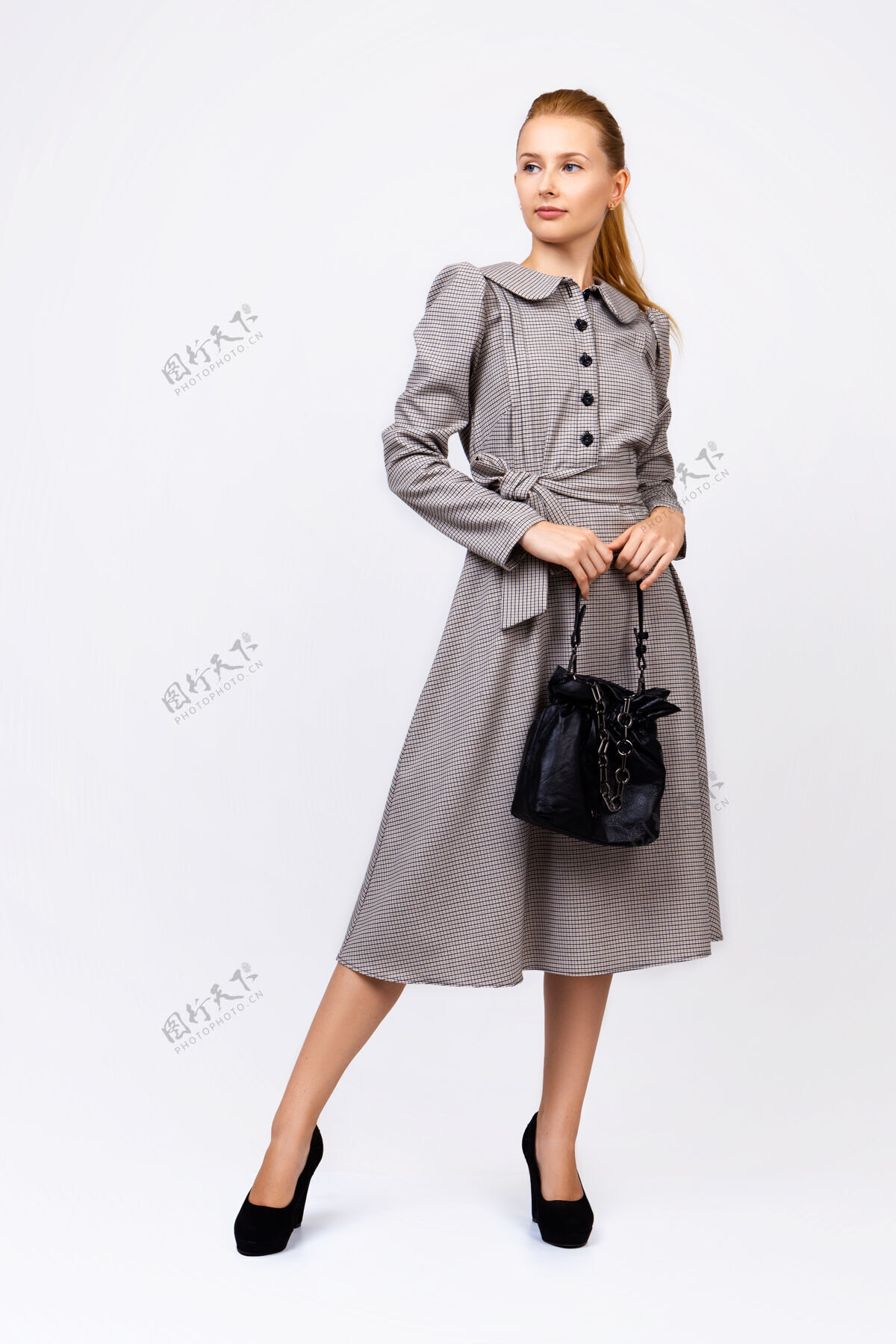 成人优雅的女人对着白色的墙壁摆姿势 简单 商务 灰色的连衣裙女人人姿势