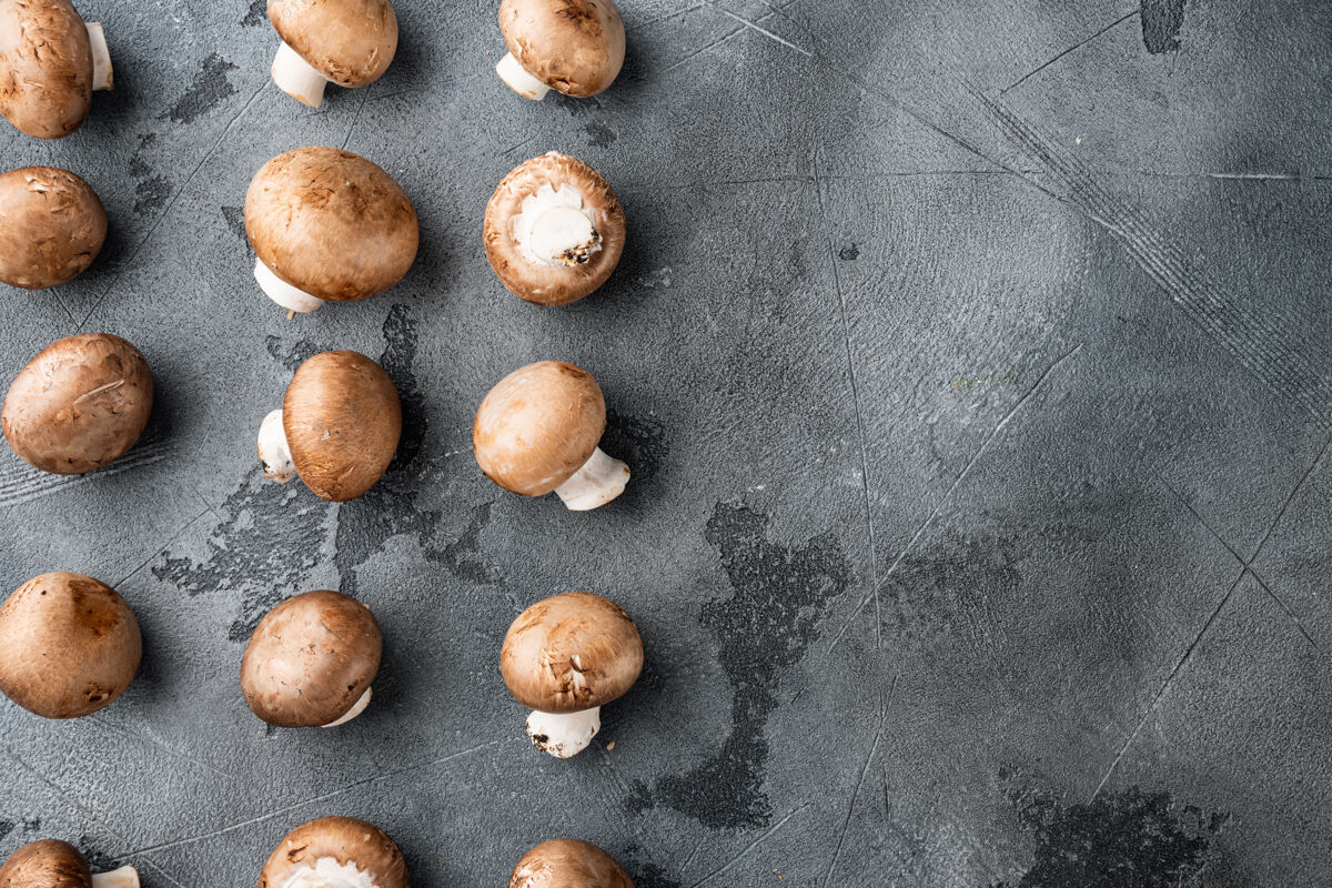 营养棕色香菇套装 灰色桌上 俯视平躺顶视图配料成熟