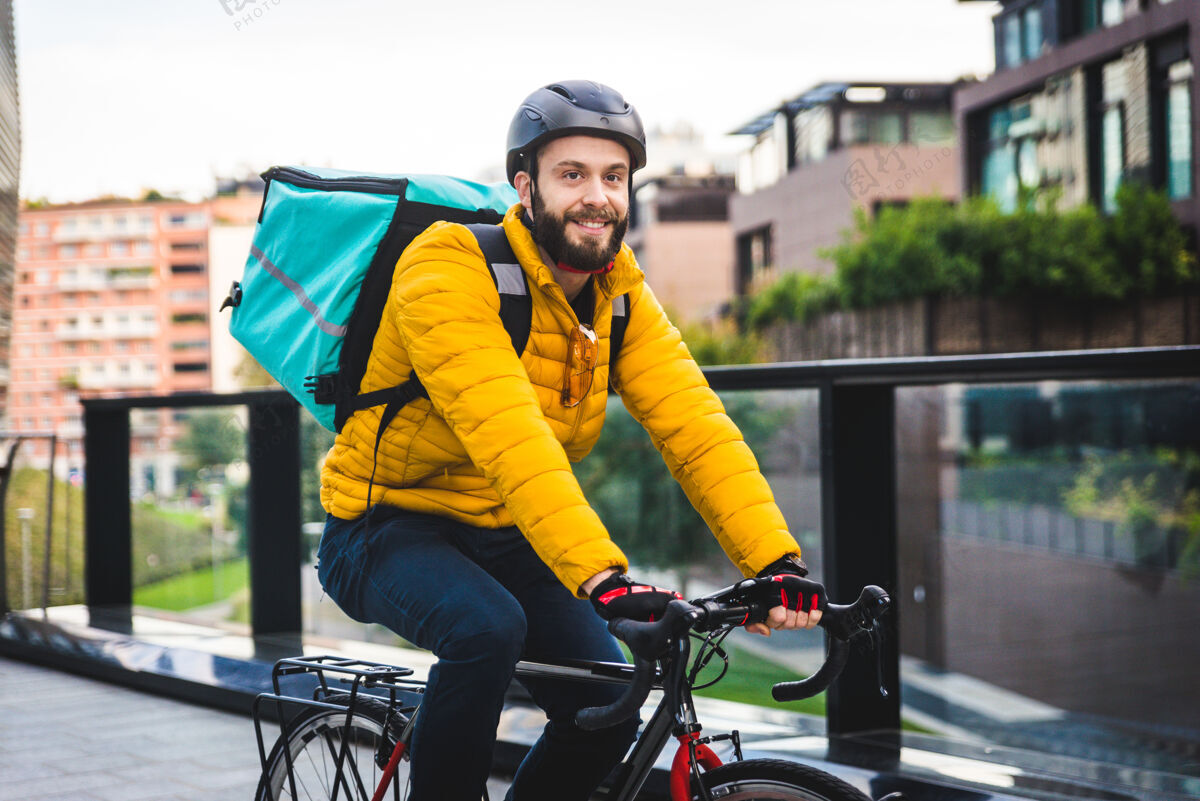 成人送菜服务 骑手用自行车送菜给客户-关于交通 送菜和技术的概念订单城市快递