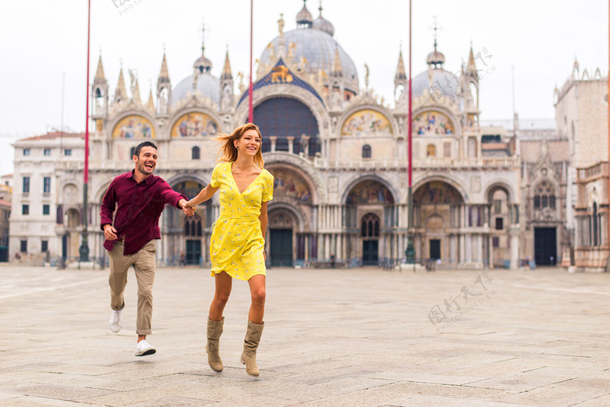 生活方式年轻夫妇在威尼斯游玩-游客在意大利旅游和观光威尼斯最相关的地标-关于生活方式 旅游 旅游的概念美丽微笑观光