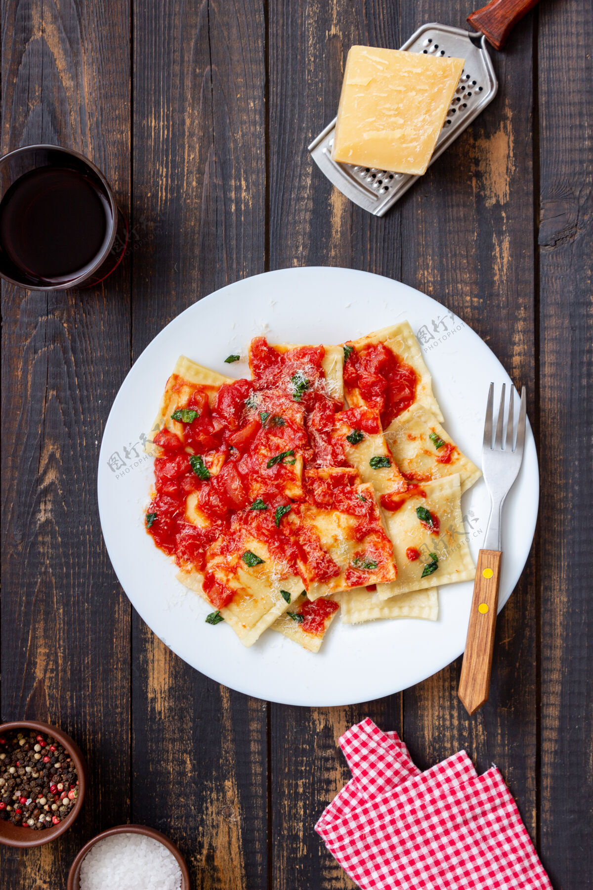 烹饪馄饨配番茄酱 菠菜和帕尔玛干酪健康饮食素食意大利料理素食素食主义者自制
