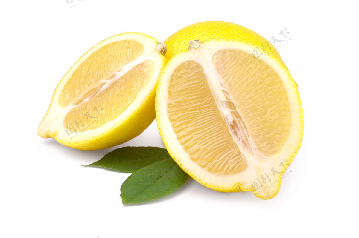 新鲜成熟的柠檬和两个半隔离的白柠檬有机成熟柠檬
