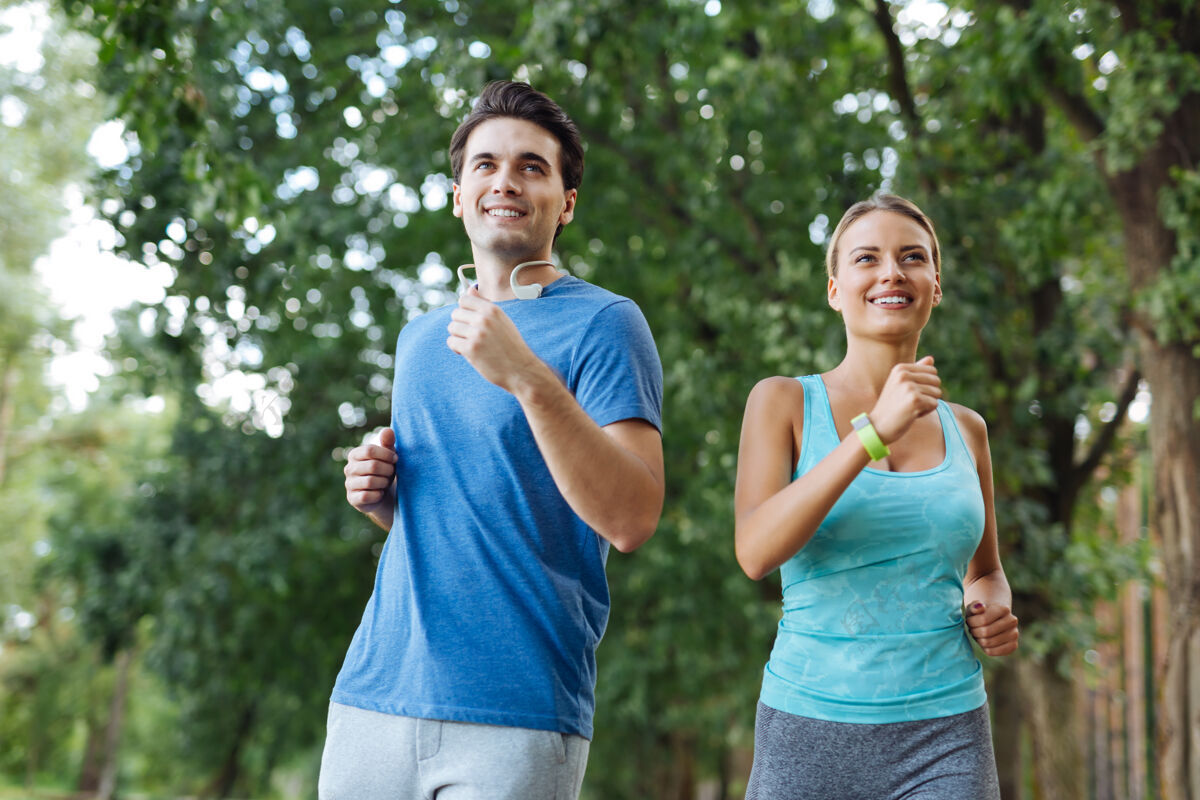 女性健康的爱好快乐的运动情侣微笑着一起享受体育活动环境运动交流