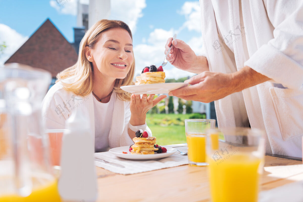 传统惊喜的女人幸福的家庭妇女在看着丈夫端早餐时感到惊讶和高兴舒适能量丈夫