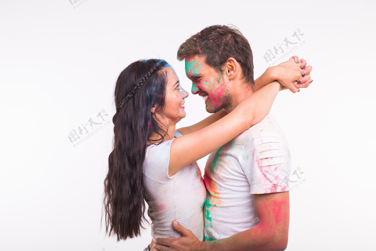 树叶假日 胡里和人民的概念-快乐的夫妇在他们的脸上五彩粉白色表面乐趣情感灌木文化