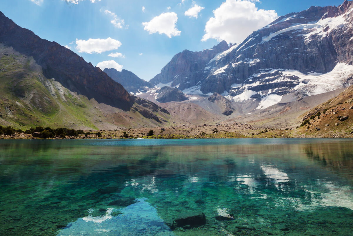 地形美丽宁静的湖泊在芬斯山脉（帕米尔的分支）在塔吉克斯坦公园倒影风景
