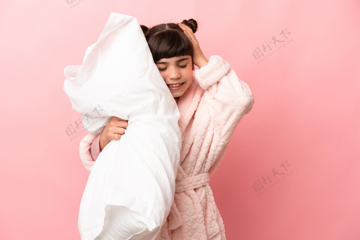 女孩一个穿着睡衣的年轻女孩在孤立的背景下童年精疲力尽新鲜