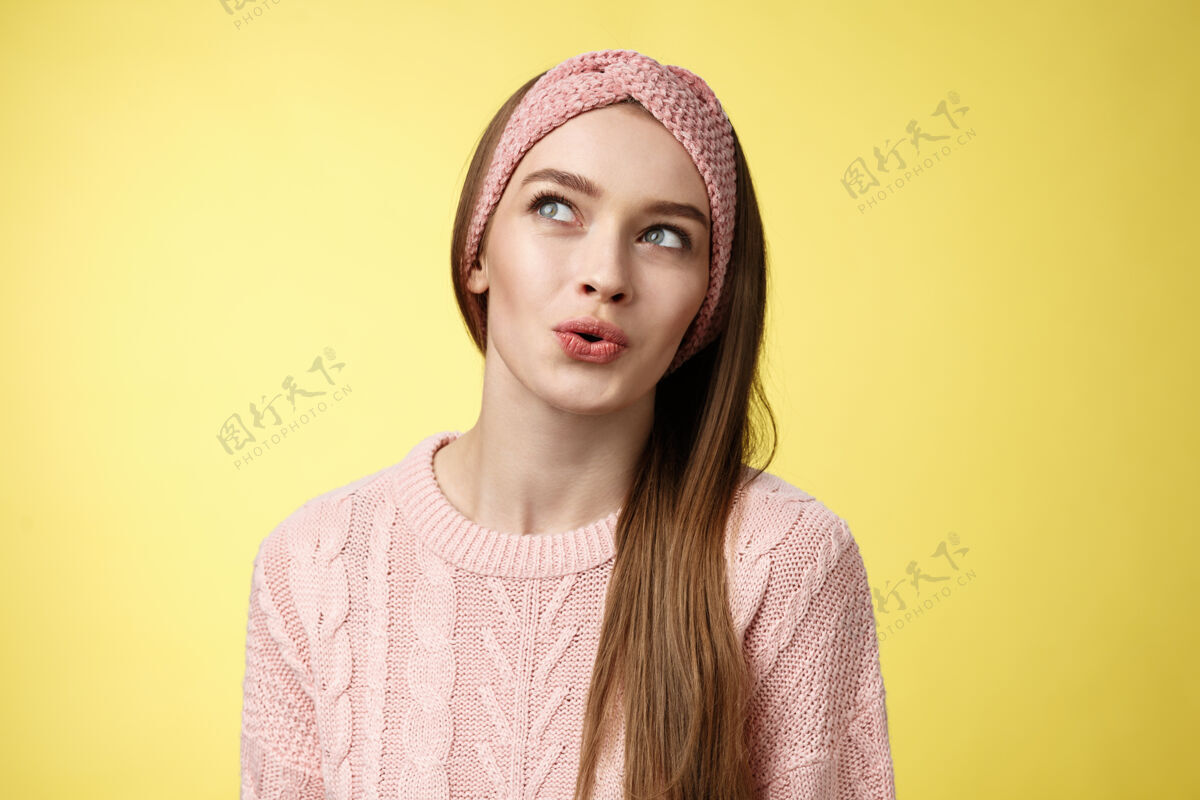 女性穿粉红色毛衣的女人美丽年轻姿态