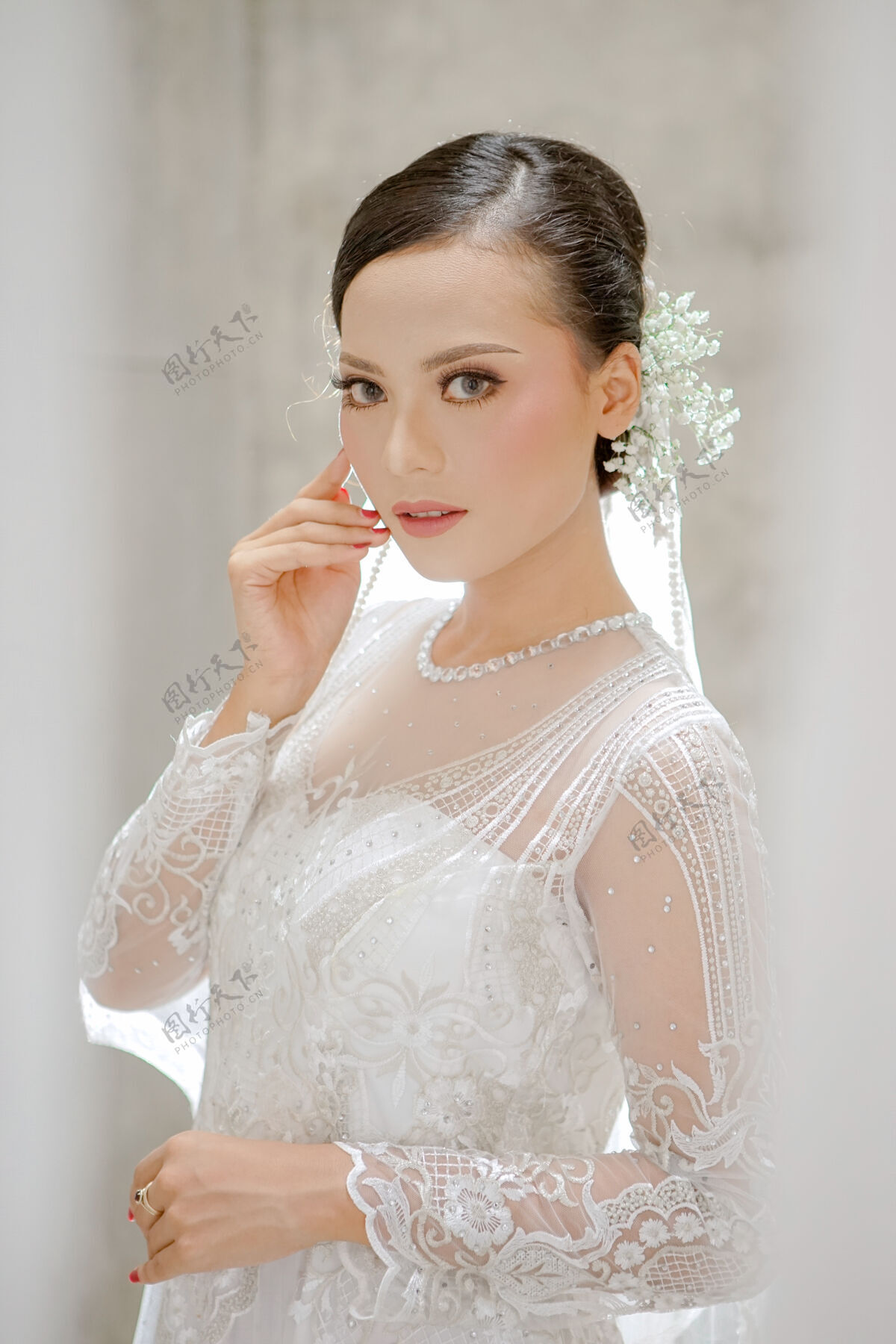 年轻穿着白色婚纱的美女画像肖像快乐美丽