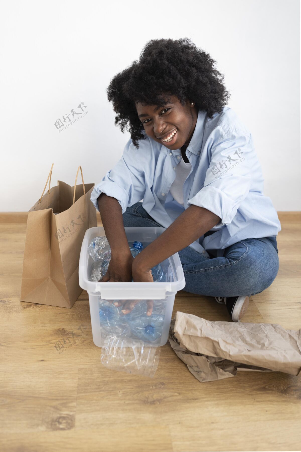 妇女非洲裔美国妇女为更好的环境回收再利用保护减少