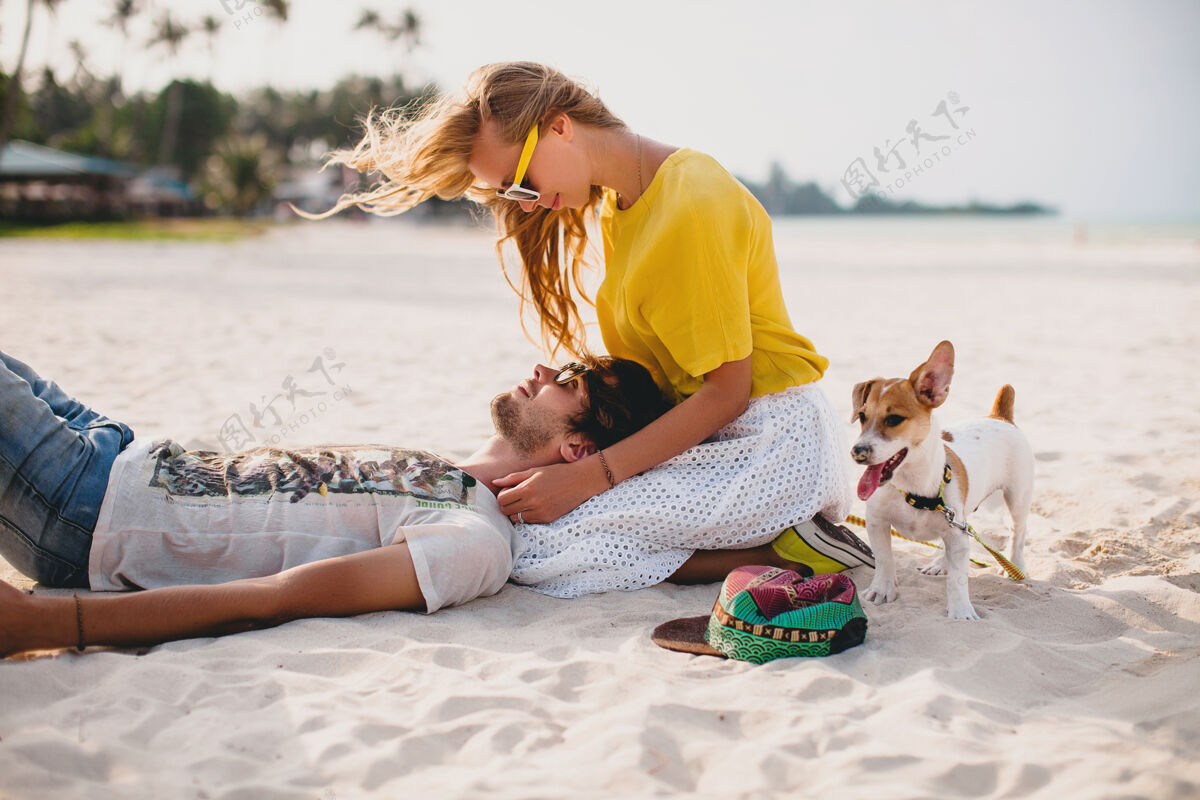 情人年轻时尚的时髦情侣在热带海滩上恋爱度假度假沙滩女性