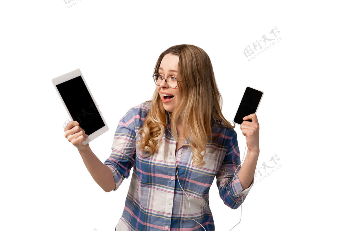 女性手持智能手机的白人年轻女子信息设备脸
