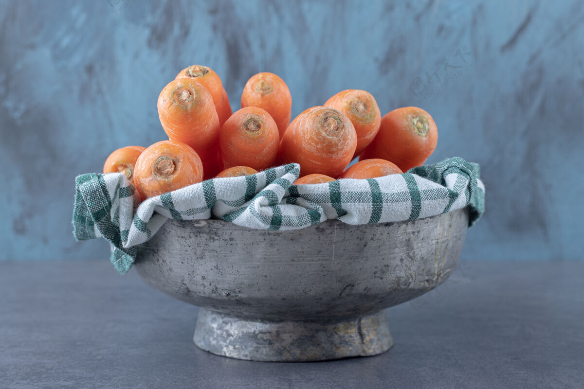 美味新鲜的胡萝卜放在碗里的毛巾上 放在大理石表面上毛巾生的美味