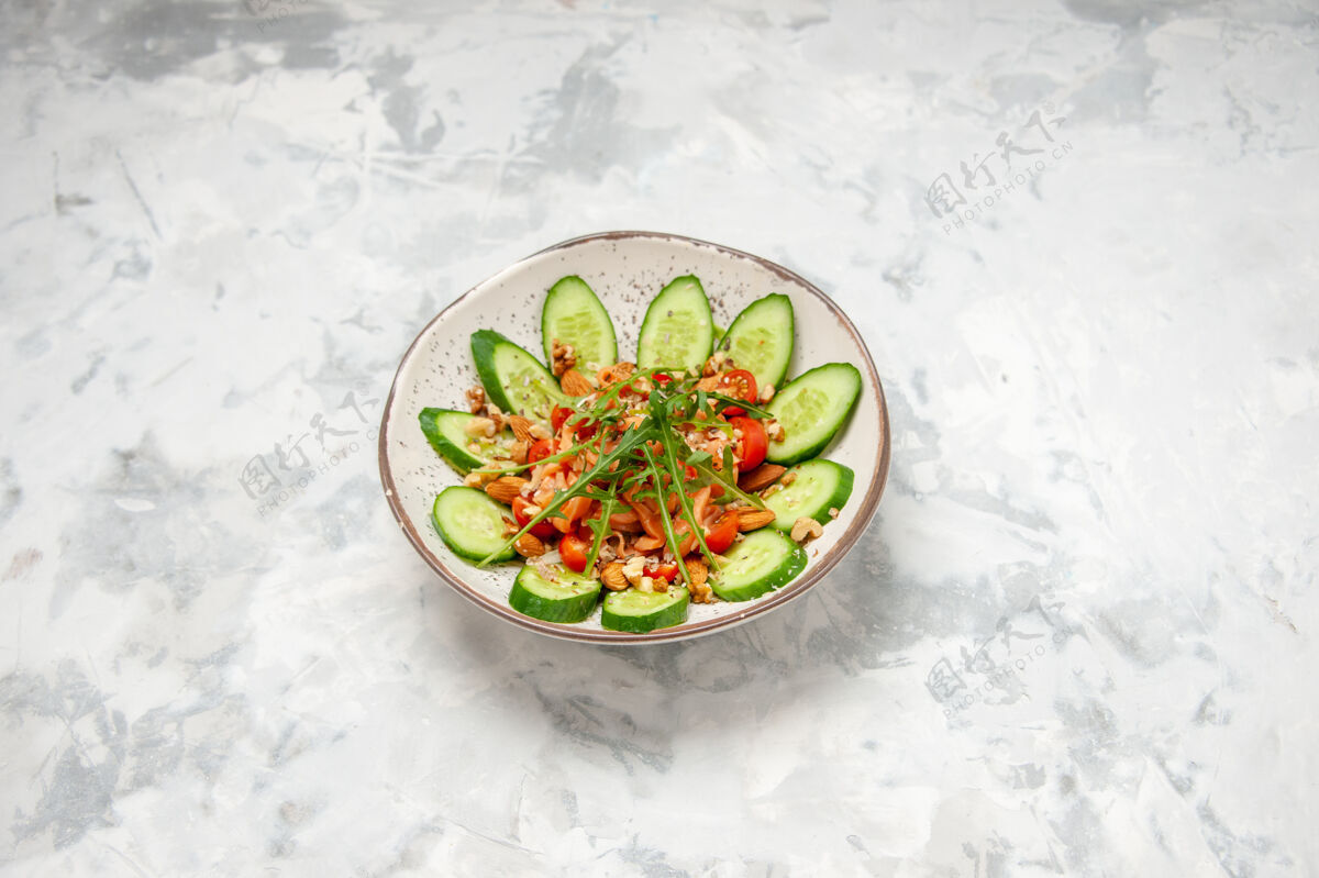 碗俯瞰图自制健康美味素食沙拉装饰切碎黄瓜在一个碗上染色白色表面与自由空间晚餐健康蔬菜