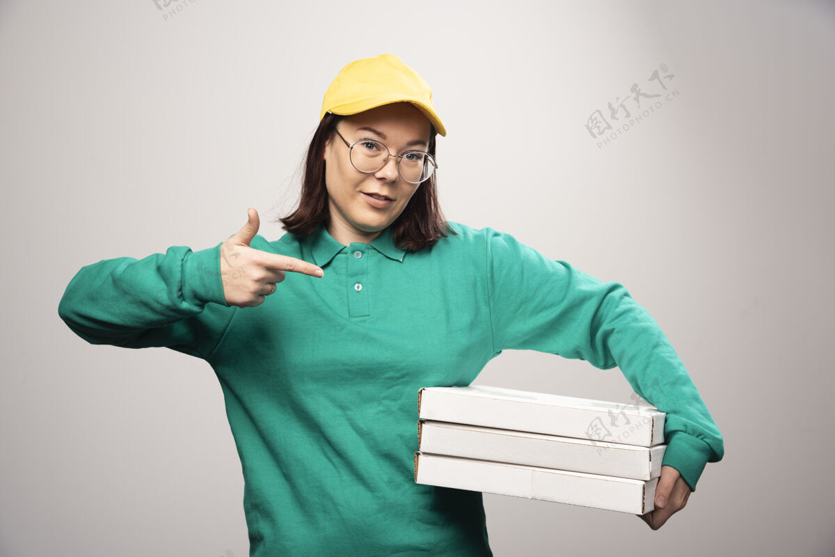 眼镜女送货员在一张高质量的白色照片上展示比萨饼卡片人芳香站立