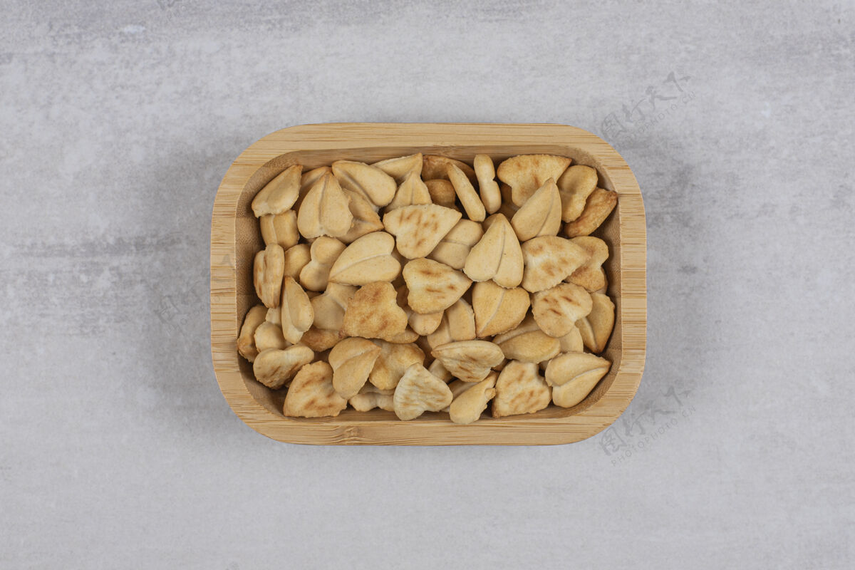 小吃心形咸饼干放在木板上酥饼套餐面包房