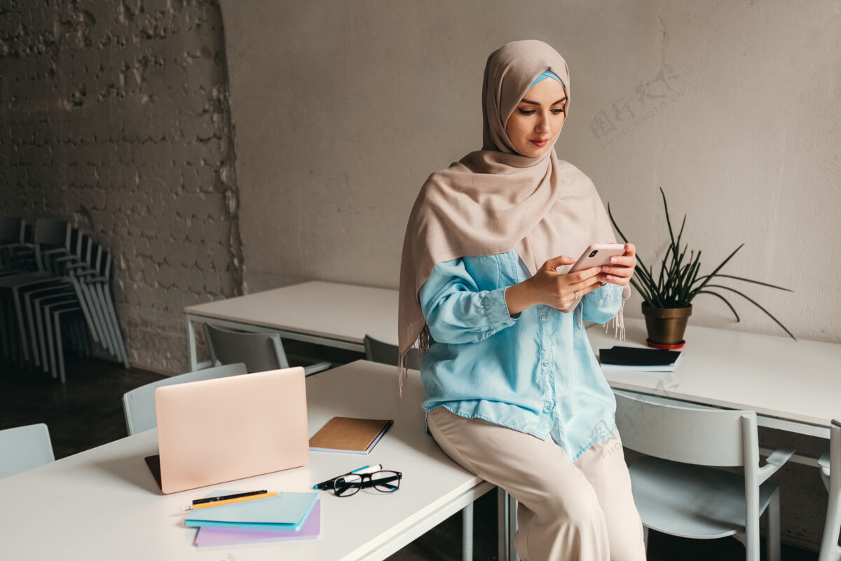 女性年轻漂亮的现代穆斯林妇女戴着头巾在办公室工作 教育在线文化教育漂亮