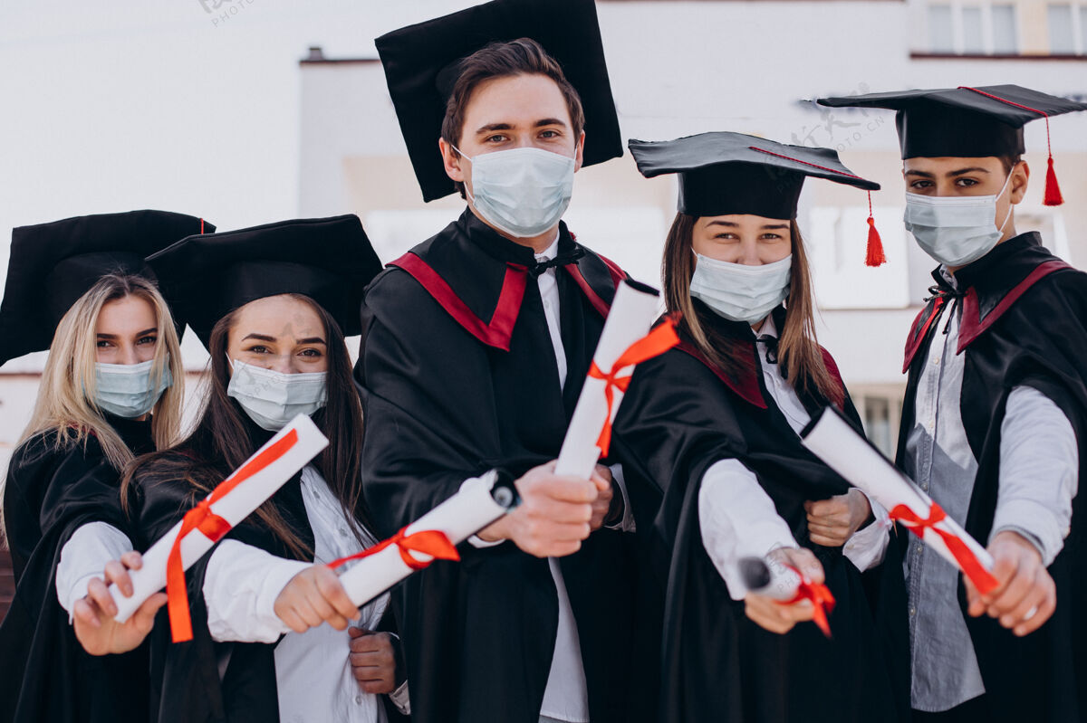 面罩一群戴着口罩一起庆祝毕业的学生毕业学校Quarantine