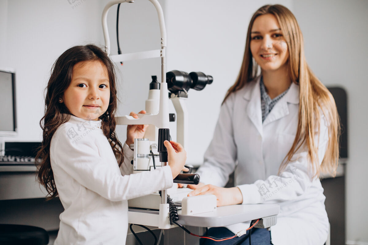 专家小女孩在眼科中心检查视力眼镜咨询儿童