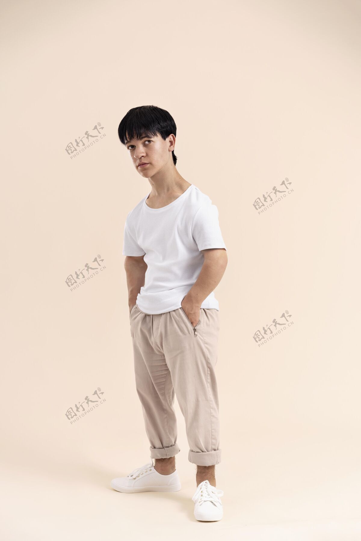 积极一个穿着白衬衫的亚洲人摆着侏儒的姿势人类舒适年轻