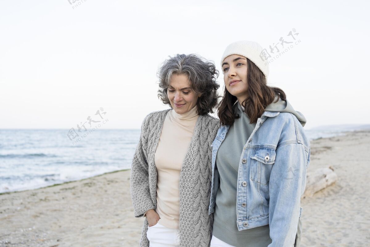 外面母女俩在沙滩上度过了一段美好的时光在一起成人家庭