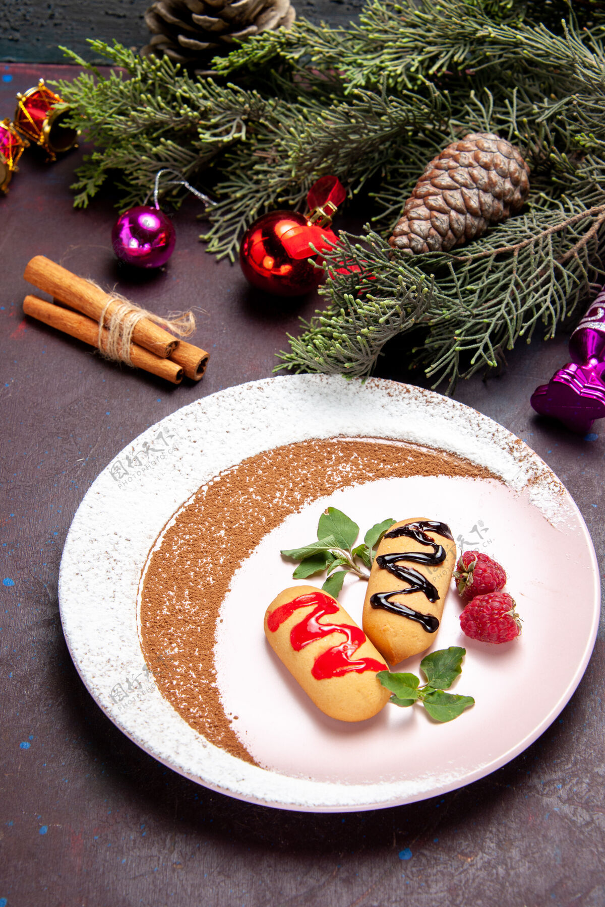 盘子半顶视图美味的甜饼干与圣诞树在黑暗的空间食物一餐饼干