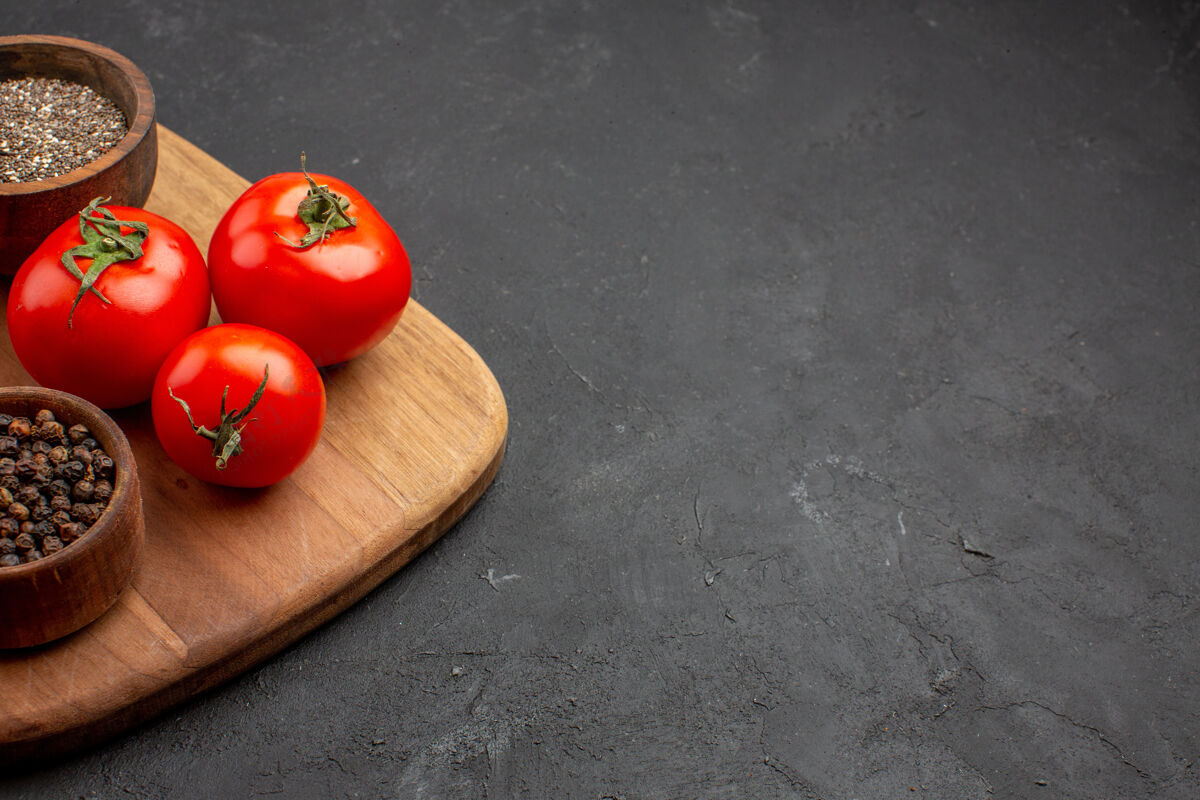 水果前视图新鲜的红色番茄与调味品对黑暗的空间调味料饮食辛辣